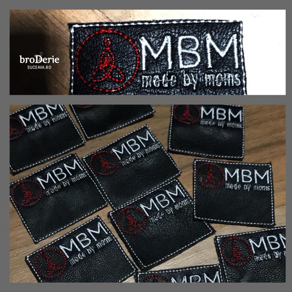 Eticheta brodata pe piele cu logo MBM - Made by Moms