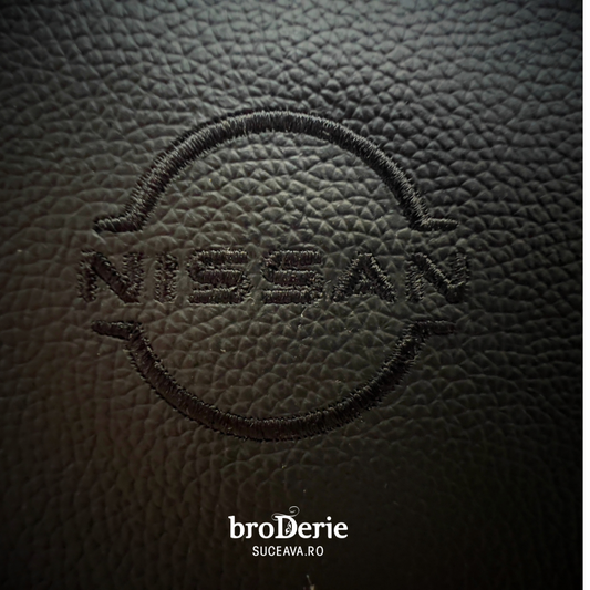 Logo NISSAN brodat pe piele neagra