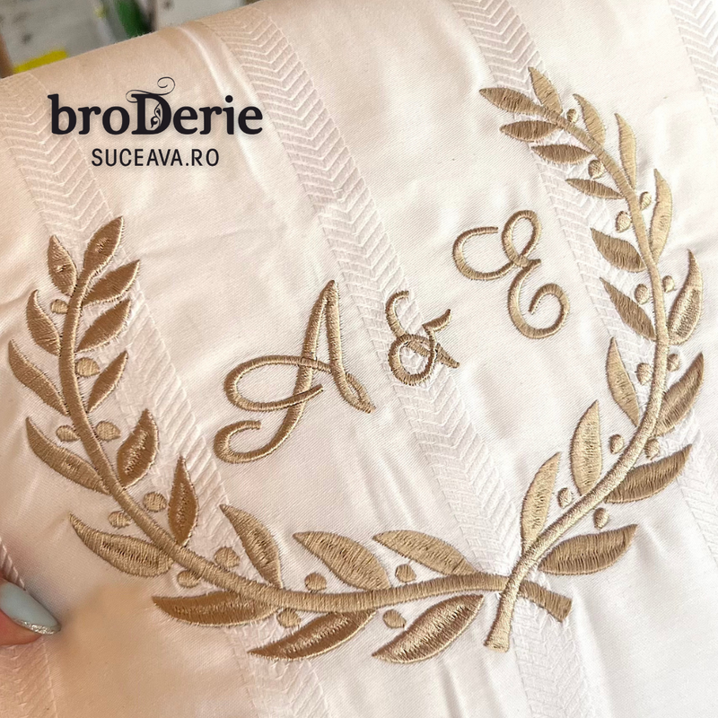 Asternut brodat cu ornament si initiale