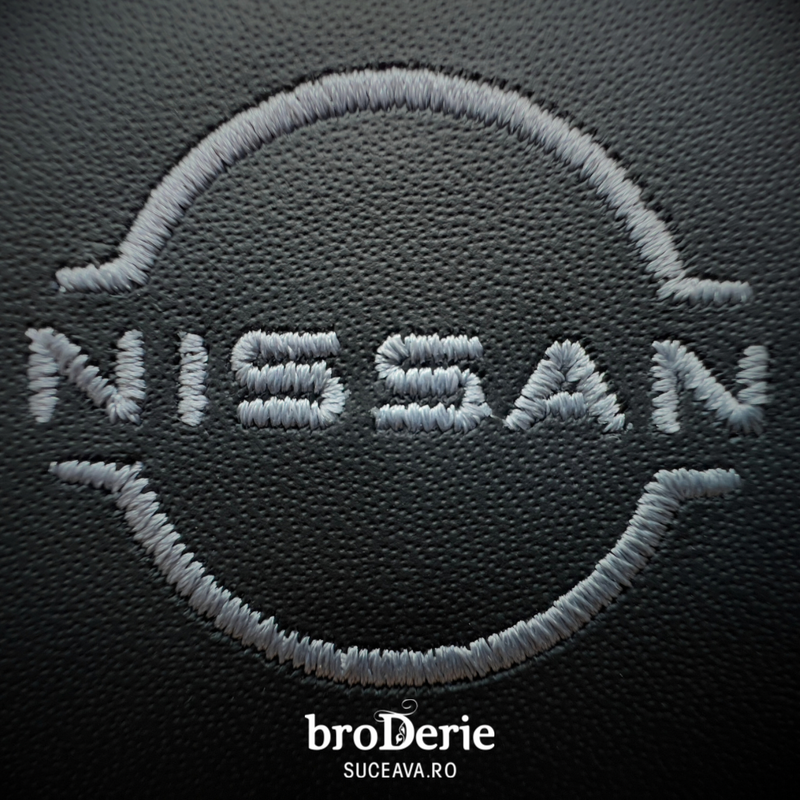 Logo NISSAN brodat pe piele cu ata  gri deschis