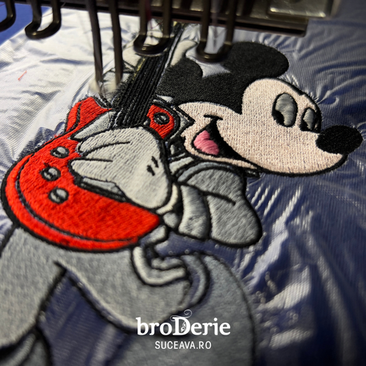 Magie muzicală pe tricou brodat: Mickey Mouse la Chitară