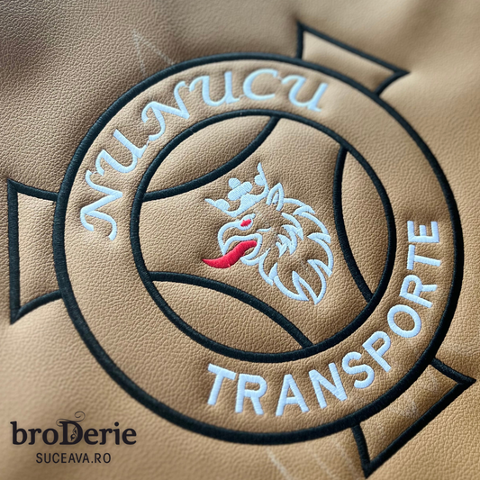 Nunucu transporte, logo brodat pe piele